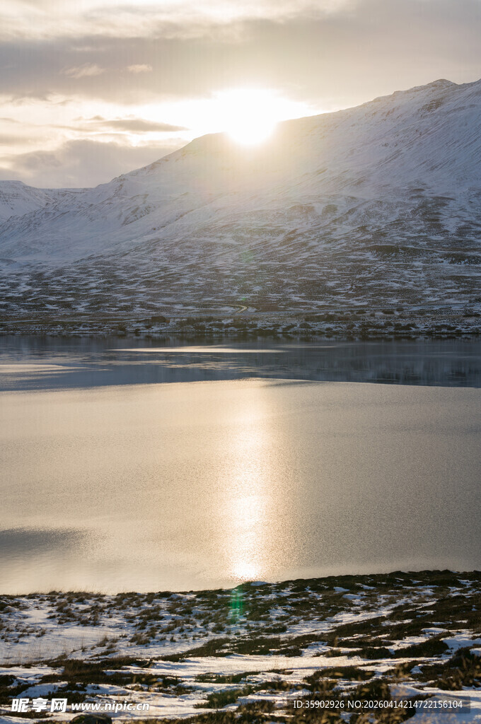 雪山湖畔的壮丽日出景象