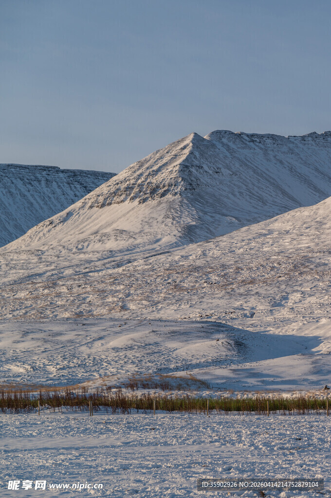 雪山旷野壮丽冬日景象