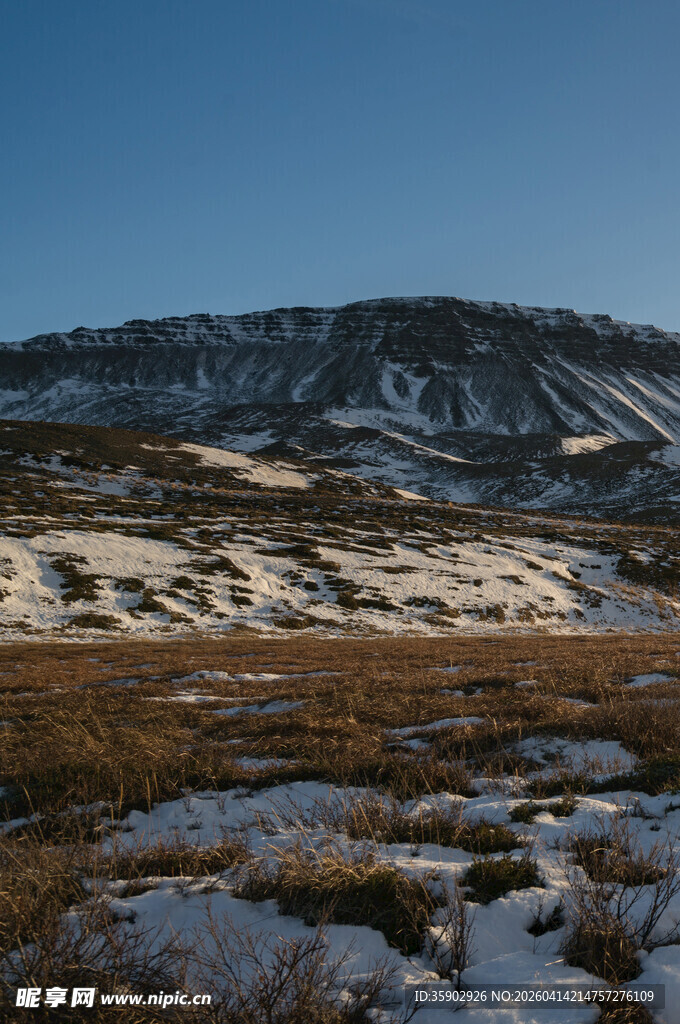 雪覆荒原山丘冬日景象