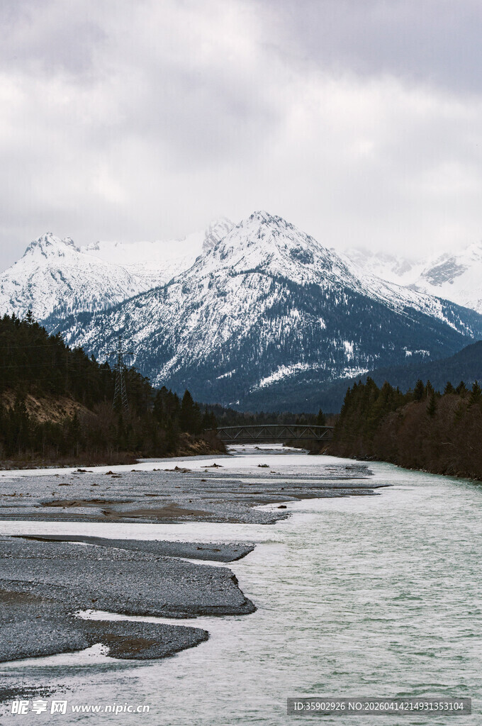 雪山下的湍急河流景观