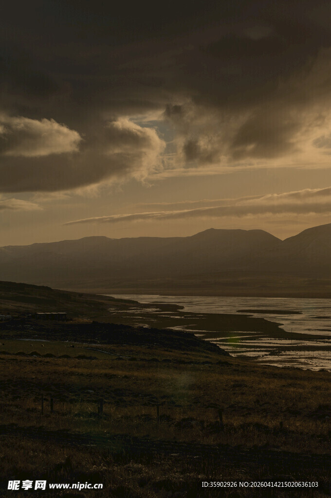 黄昏下的旷野与低垂乌云