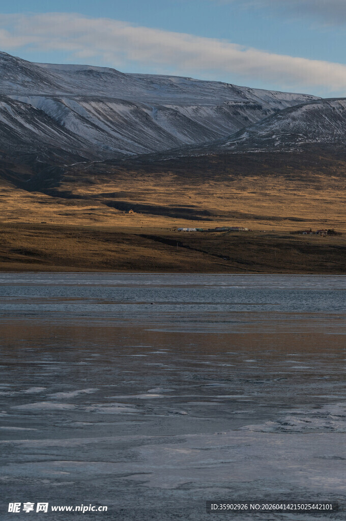 冰封湖面与远处山峦