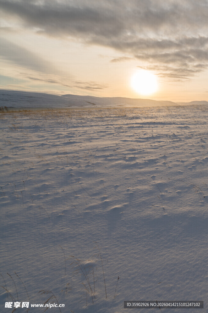 雪地夕阳下的壮美风光