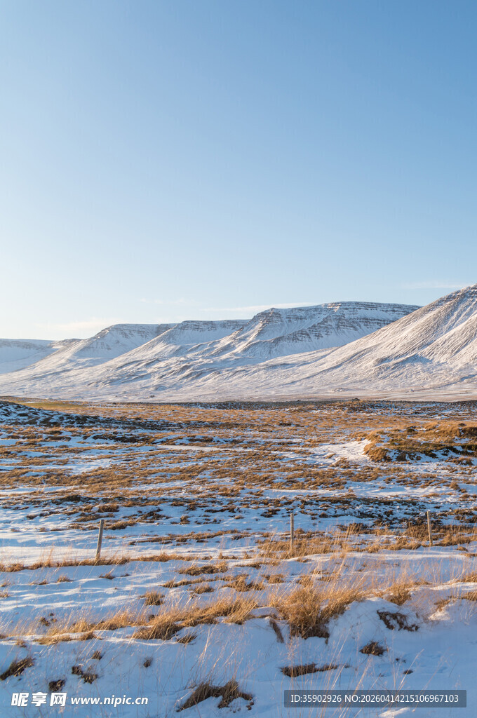 雪覆荒原与远山美景