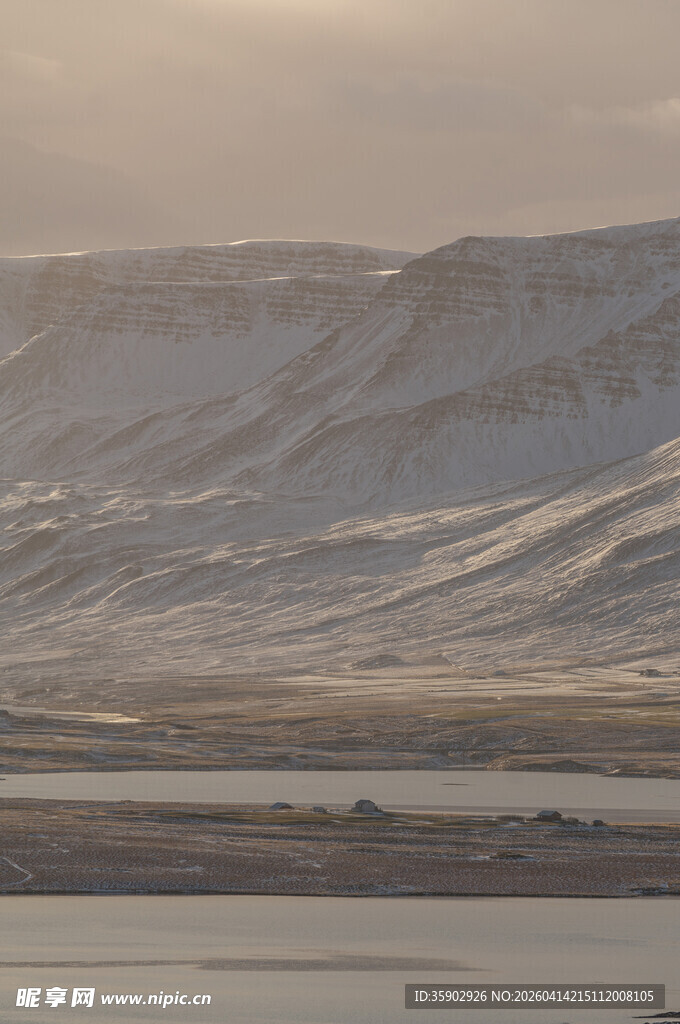 雪山下的开阔荒原景色