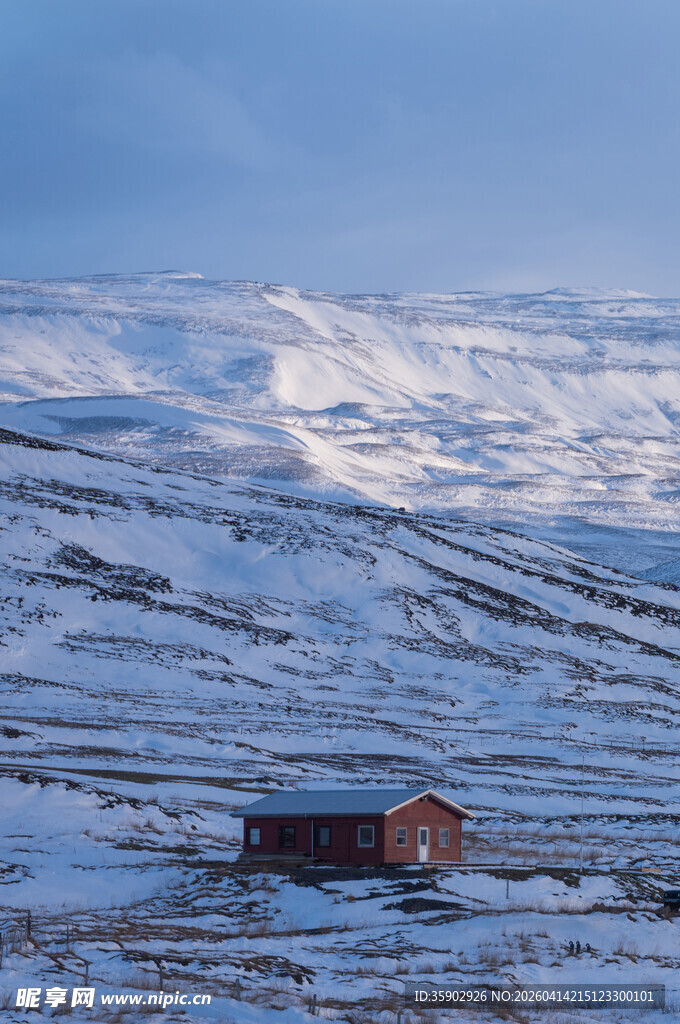 雪野中的孤独小屋