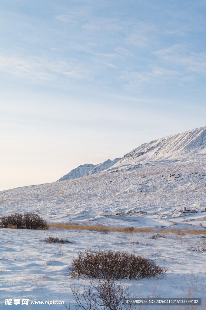 雪覆山野的冬日自然景观