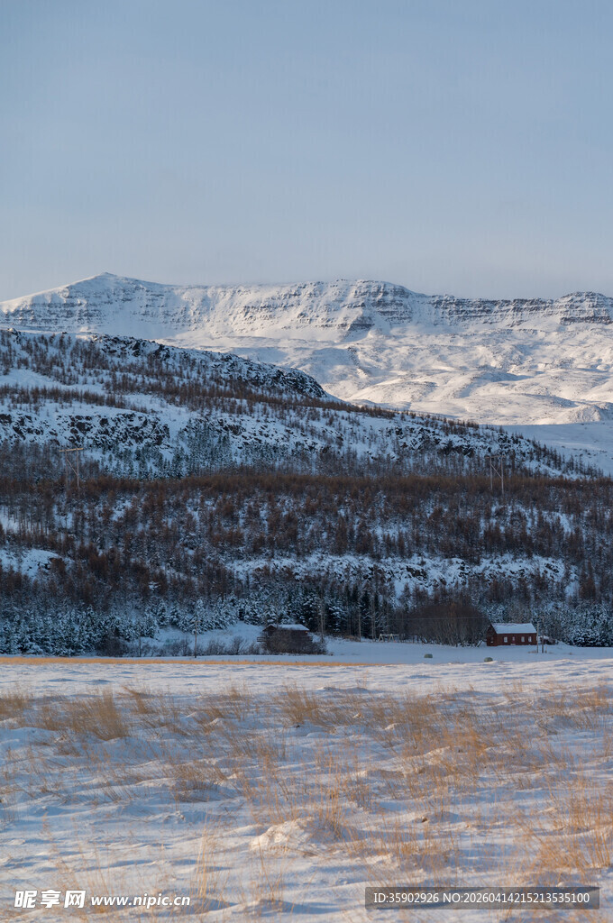 雪山下的宁静水域