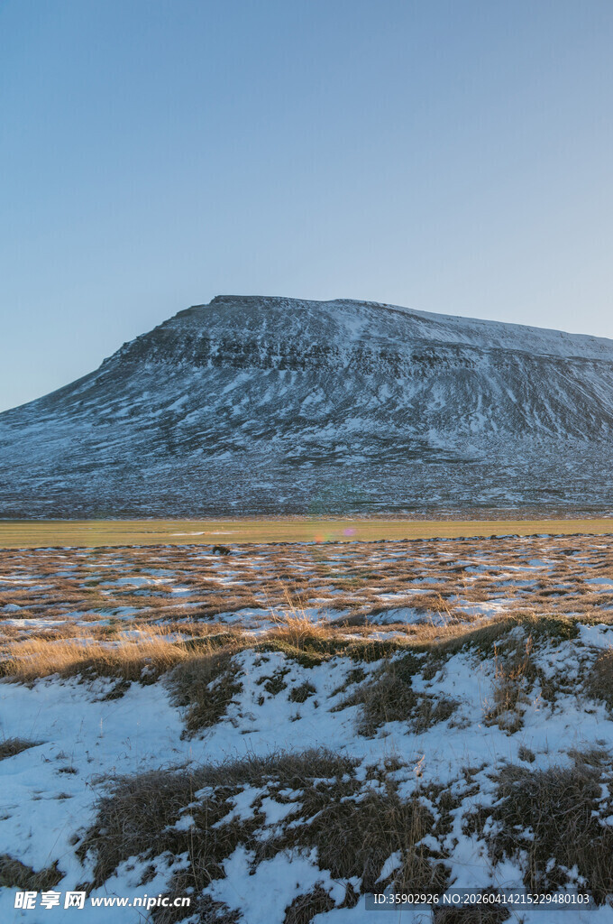 雪山下的广袤荒野