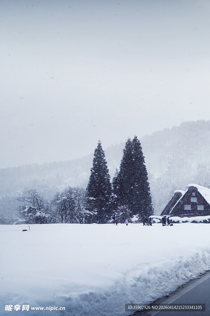 冬日雪景中的静谧村落