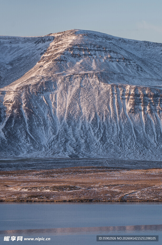 雪山下的平静水域