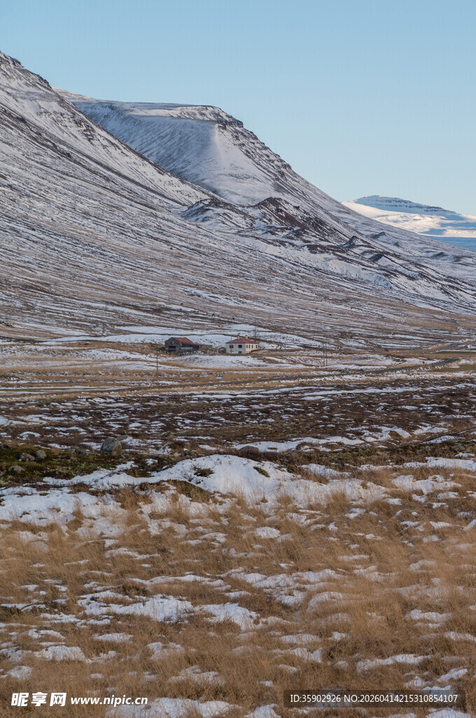 雪山下的开阔原野