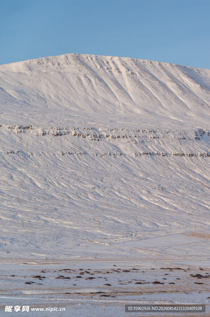 雪覆山丘纯净冬日景致