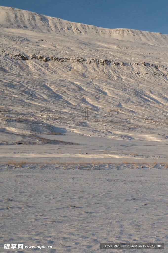 雪覆山丘广袤纯净之景