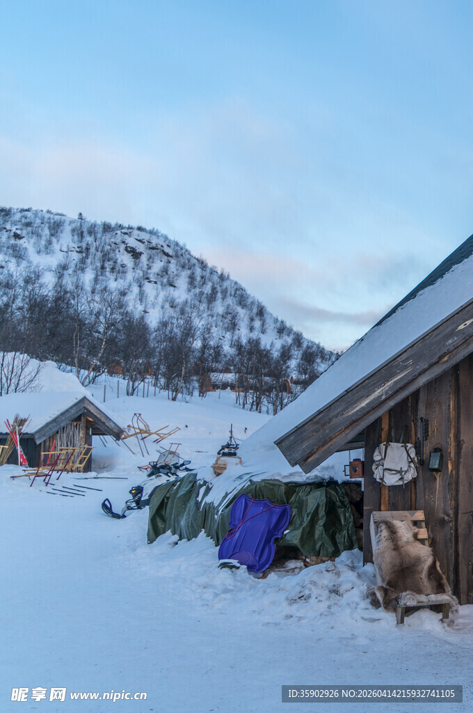 雪中小屋与户外露营场景