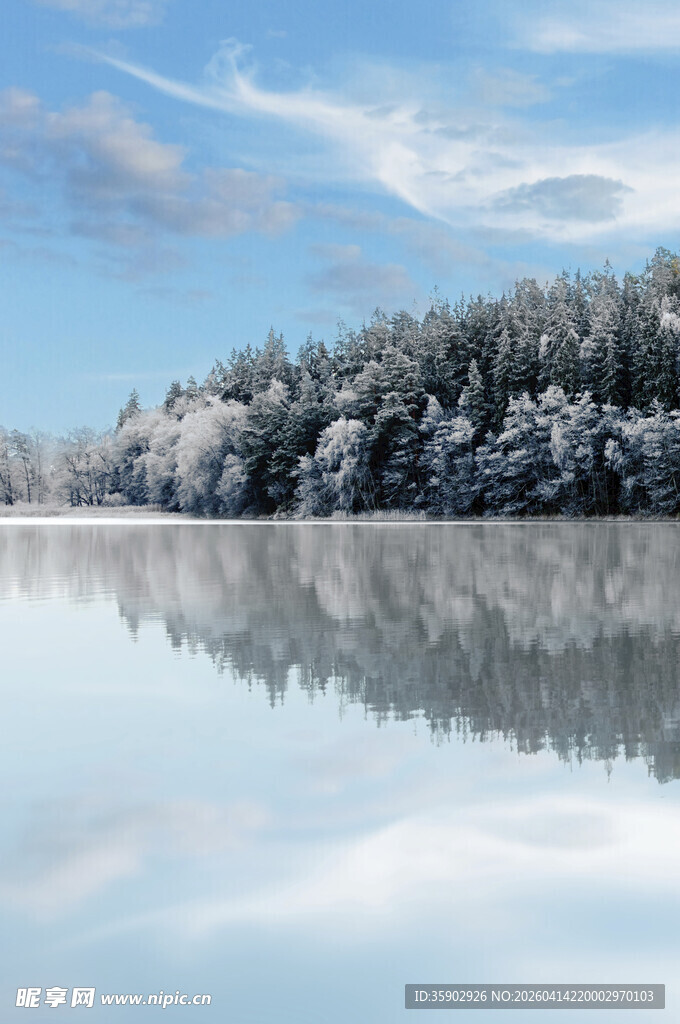 冬日雪湖静谧美景