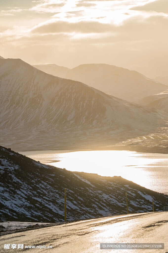 夕阳下的山水美景
