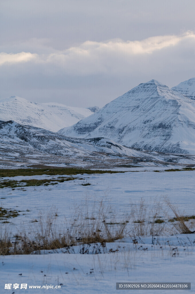 雪山原野冬日景象