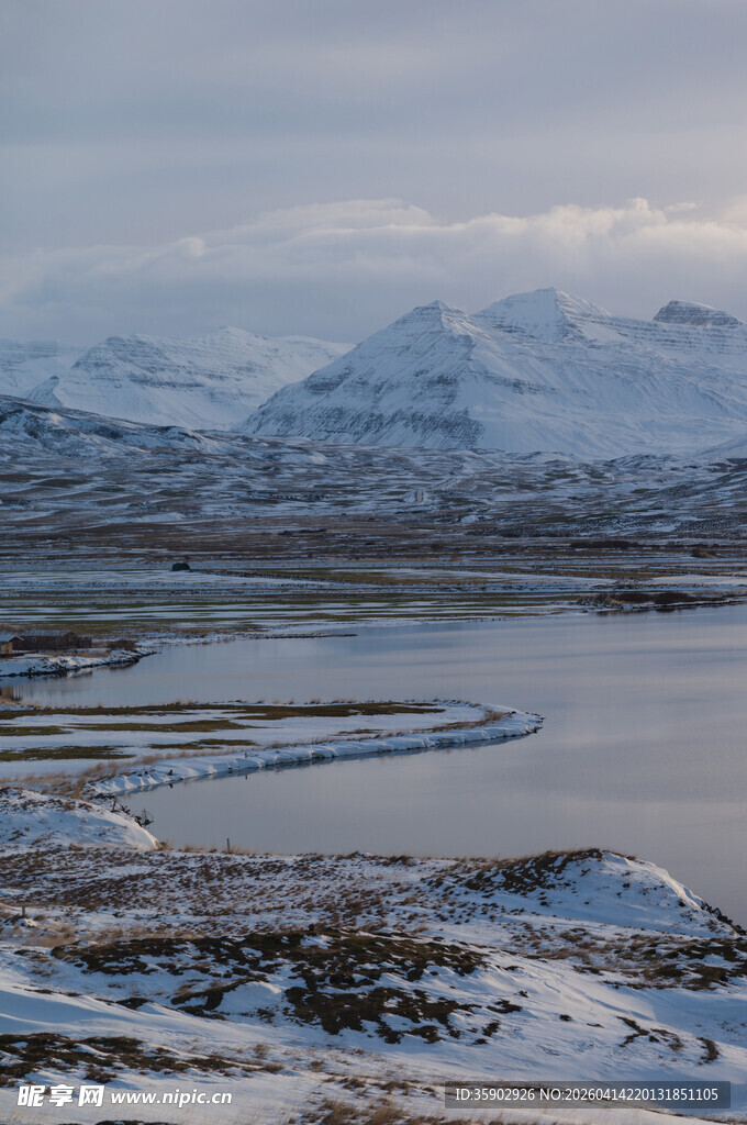 雪山下的宁静水域风光