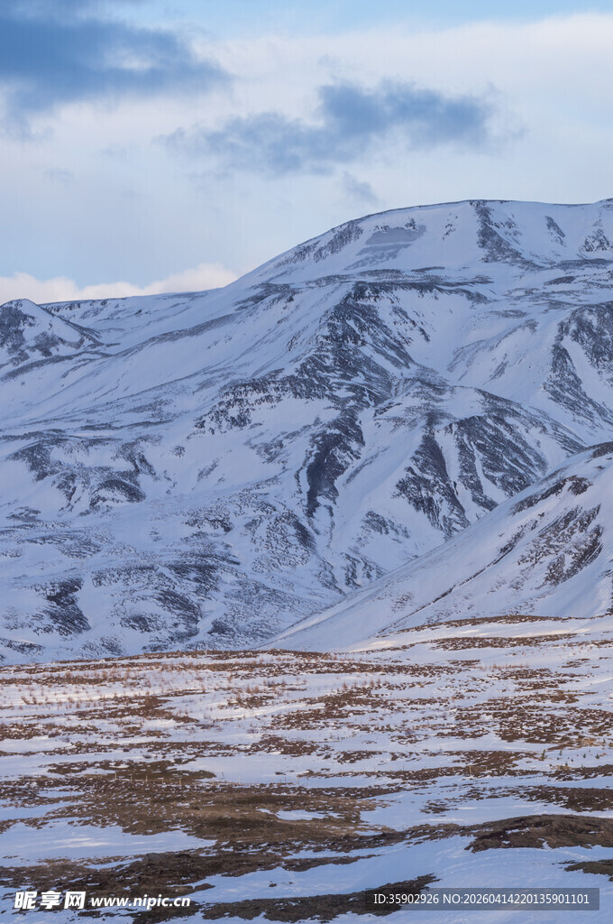雪山下的广袤大地