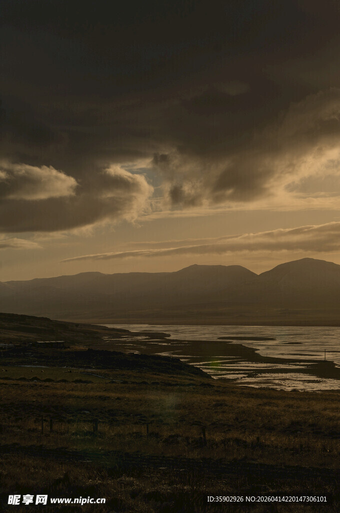 黄昏下的旷野与远山风景