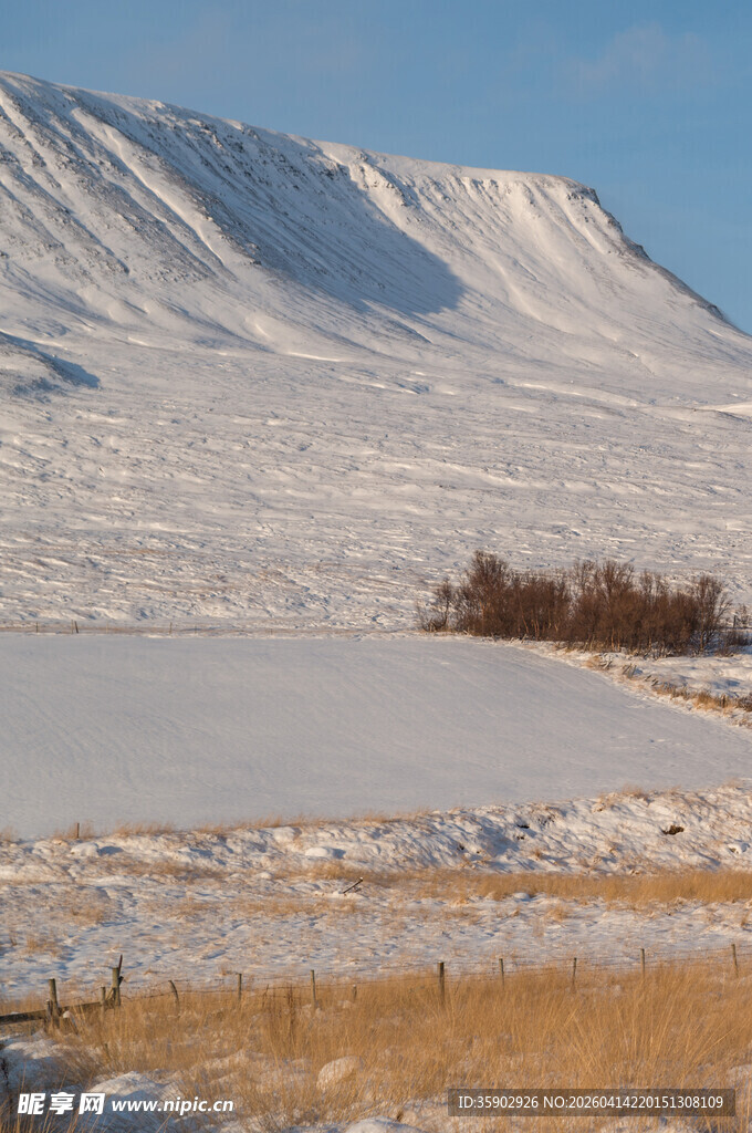 冬日雪山下的荒芜原野