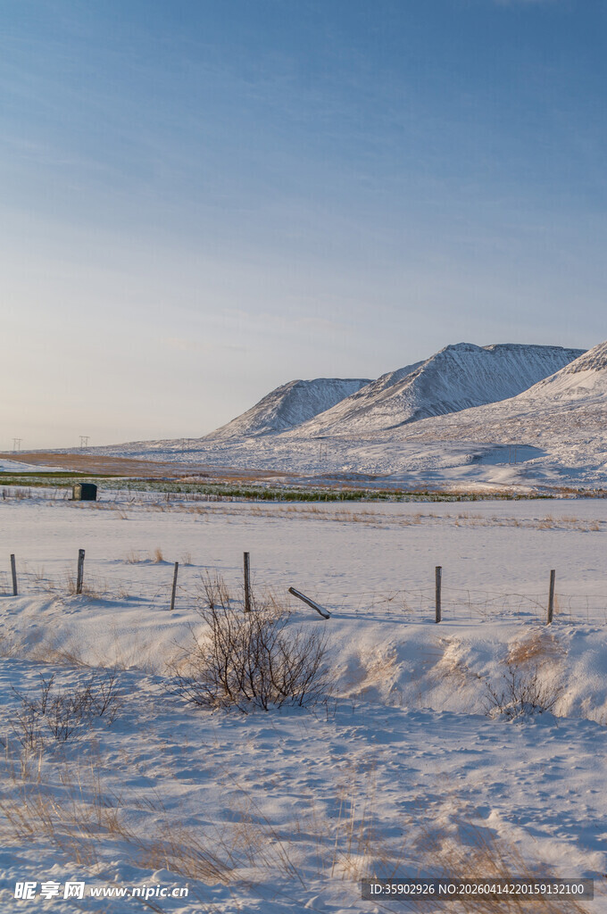 冬日雪野与远山风景