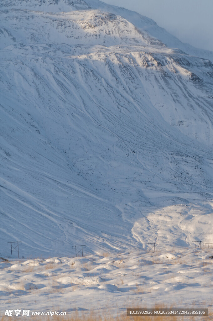 雪覆山丘景观