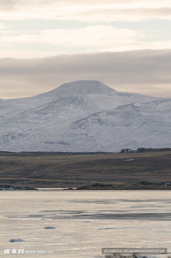 雪山下的平静水域