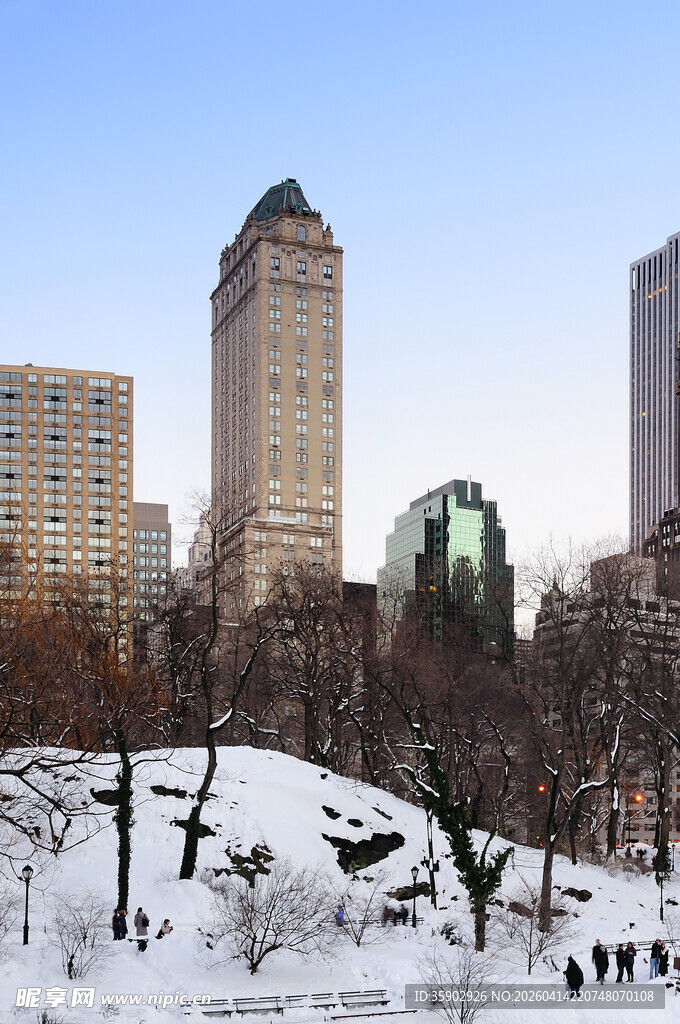 冬日城市雪景中的高楼与公园