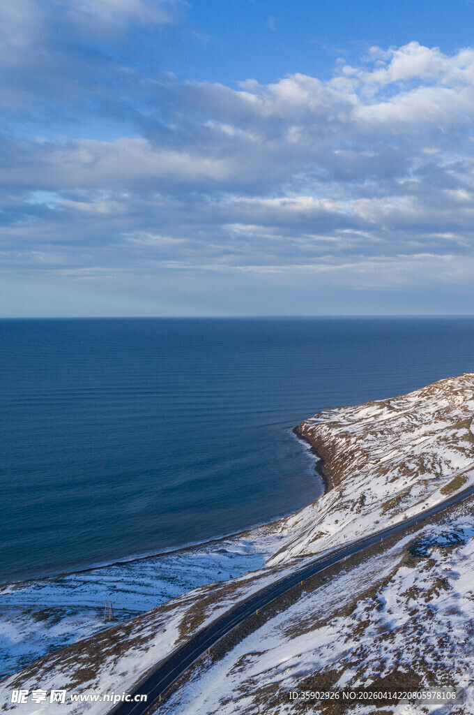 雪覆海岸公路与辽阔大海