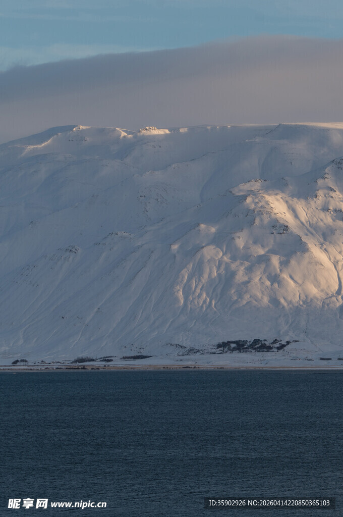 雪山下的宁静海域