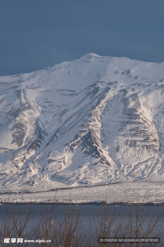 雪山远景壮丽风光