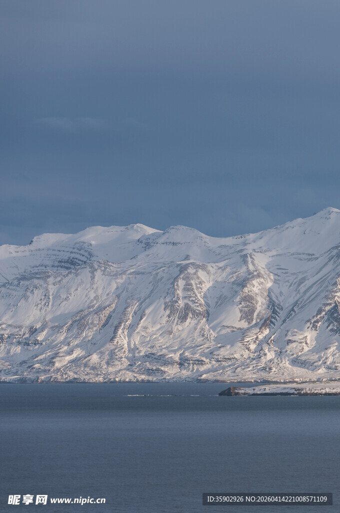 雪山下的宁静海面
