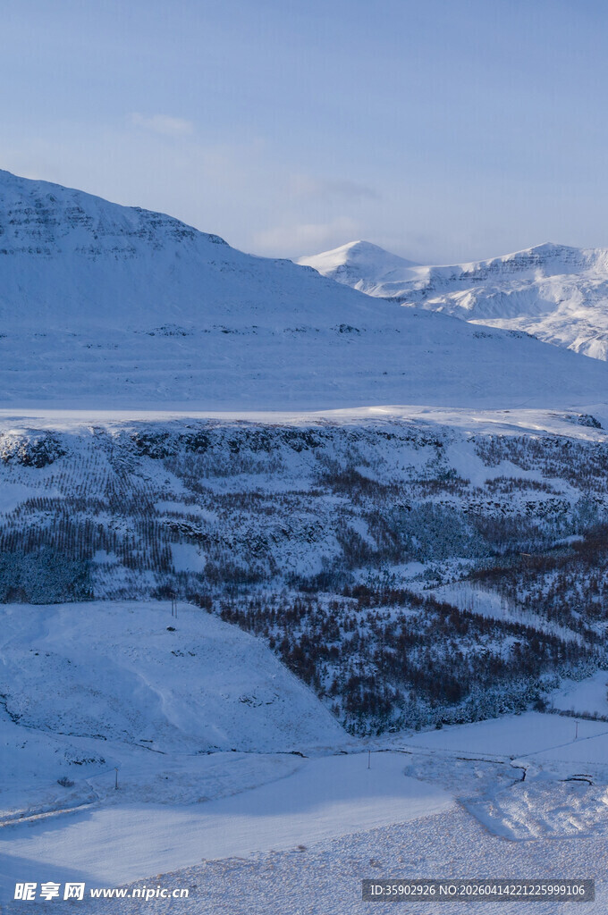 冬日雪山下的静谧村落