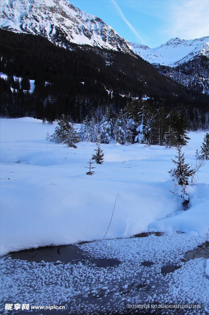 冬日雪山下的静谧雪景