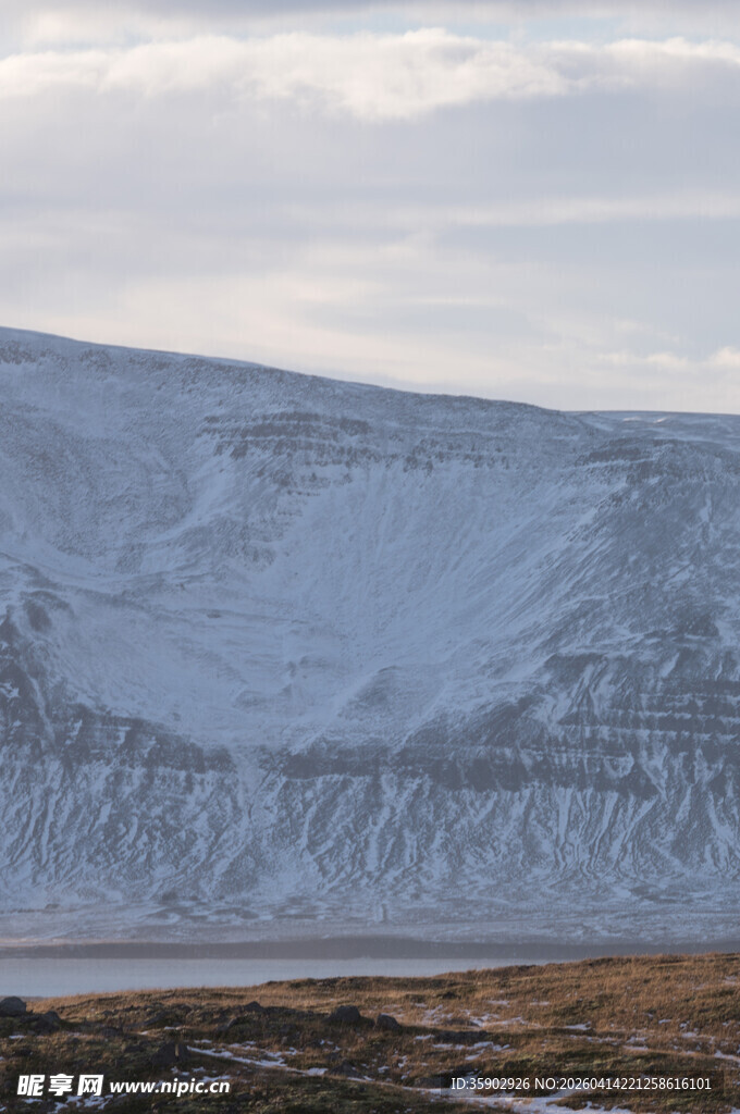 雪山下的开阔原野