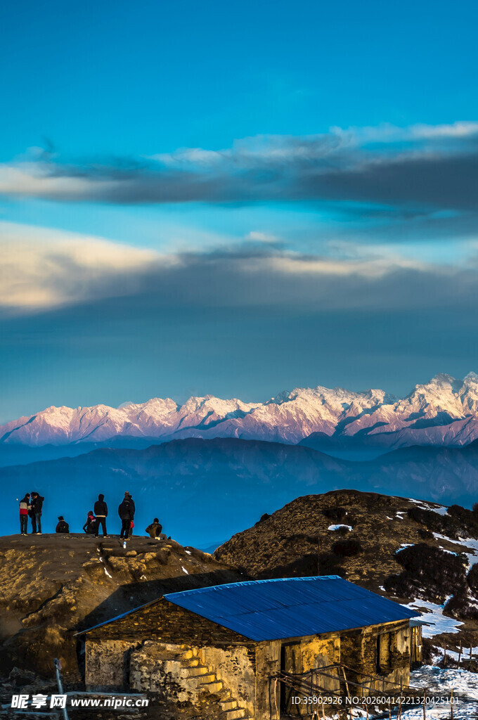 雪山下的小屋与壮丽风景