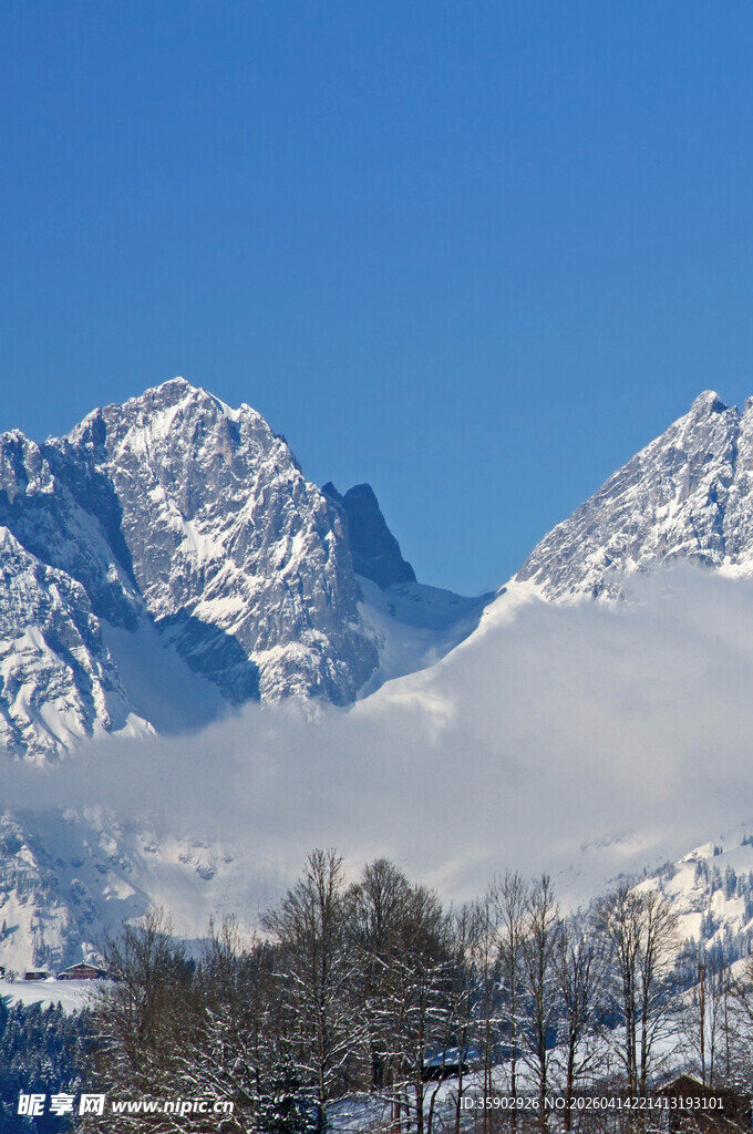 雪山美景云雾缭绕