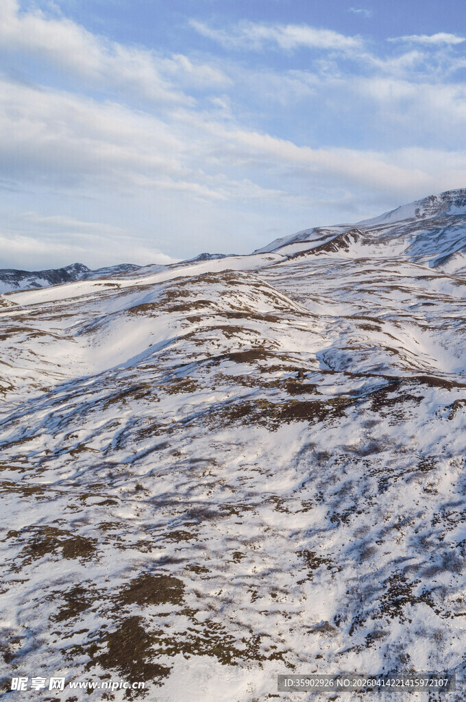 冬日雪覆山丘美景