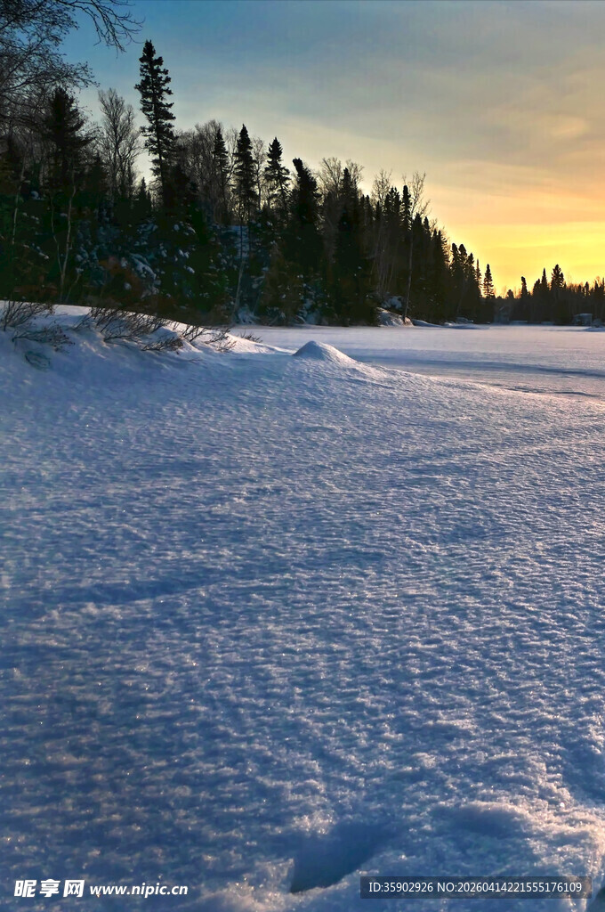 冬日雪野的黄昏美景