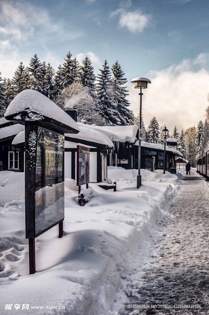 冬日雪景中的公交站台