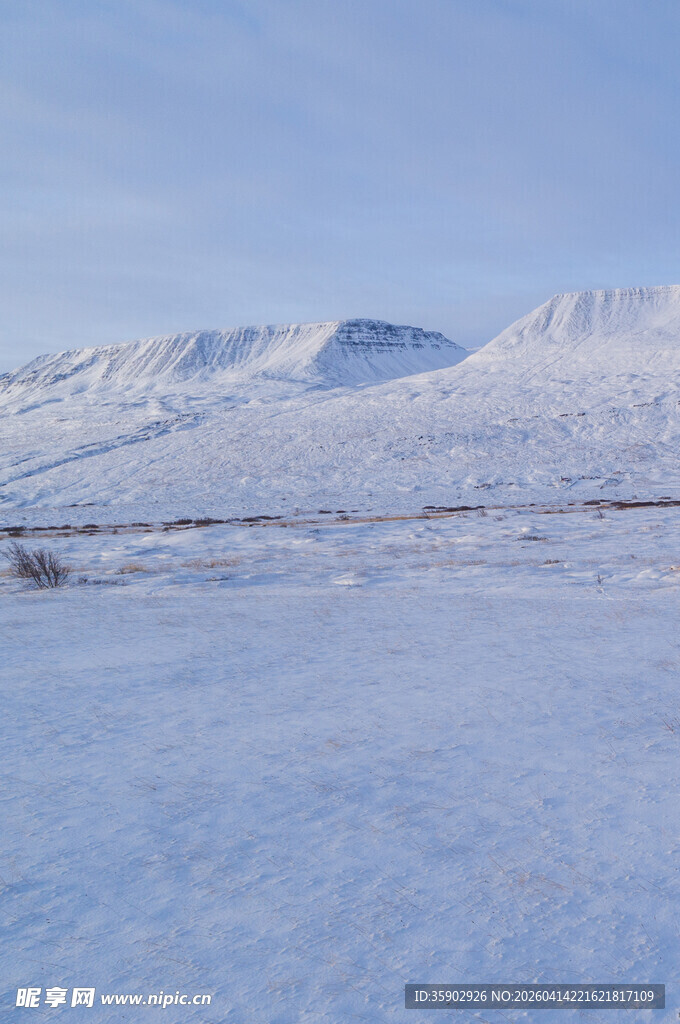 冬日雪景中的连绵雪山