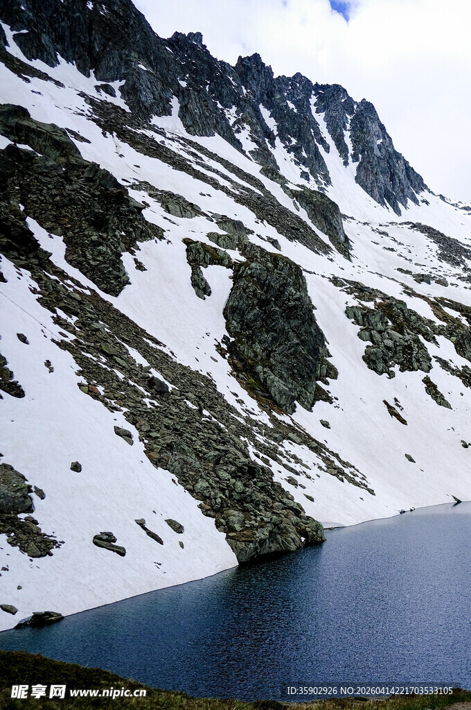 雪山下的静谧湖泊