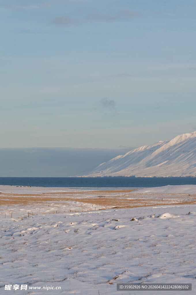 雪覆原野与远山景色