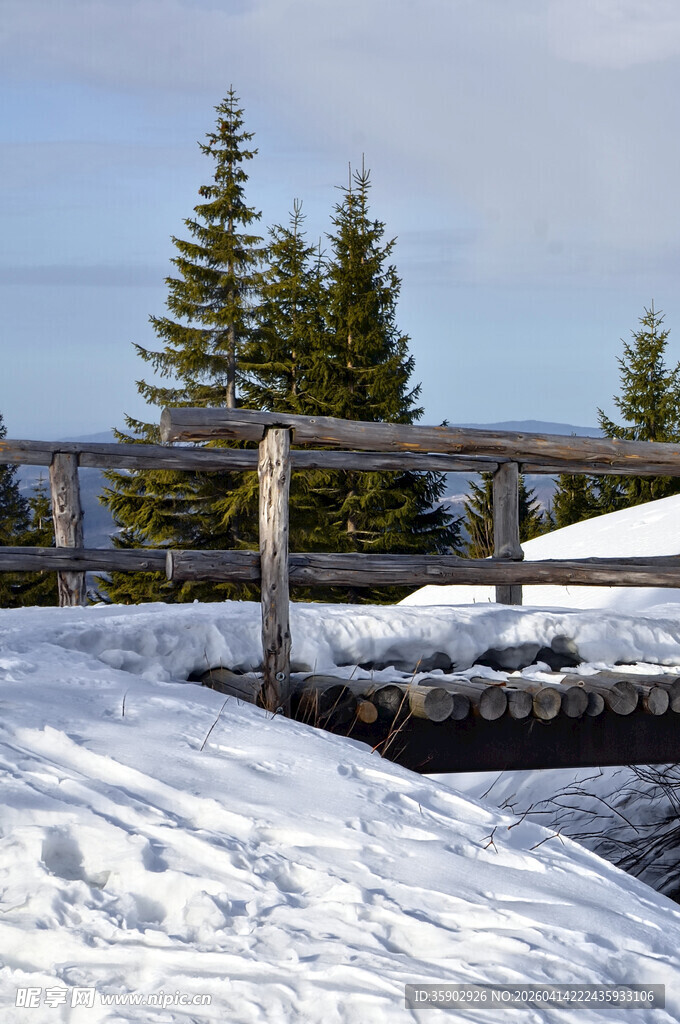 冬日雪境中的木栅栏景观