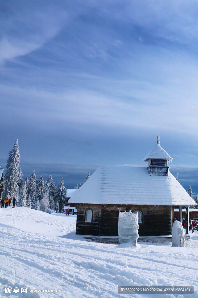 雪覆小屋的冬日静谧景致