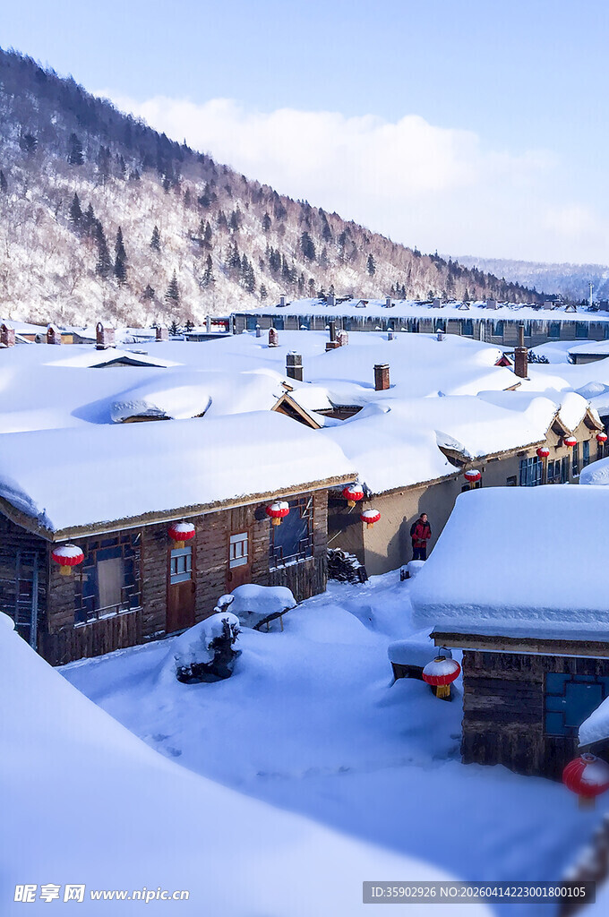 雪覆村庄冬日静谧美景