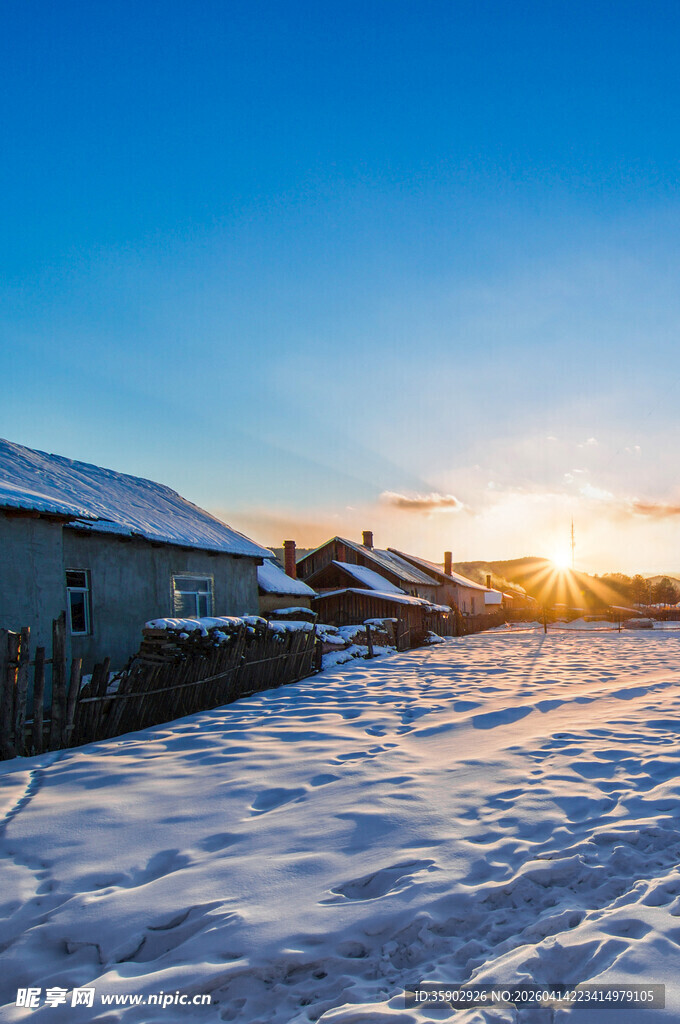 冬日雪乡的温馨日落