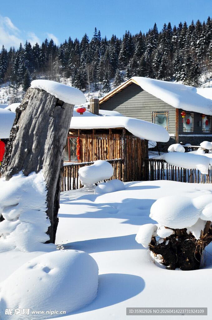 雪覆木屋冬日静谧美景